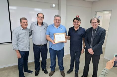 Deputado Mauricio Peixer entrega moção em homenagem ao Sindicato dos Plásticos