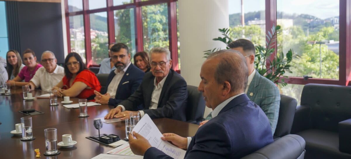 Proposta de reajuste do Piso Salarial de SC é entregue ao governador, Jorginho Mello